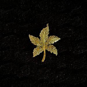 Maple Leaf Shirt Pin